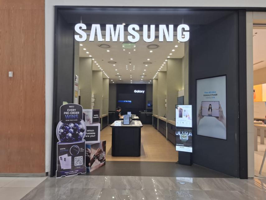 Samsung concept store standee installation 17