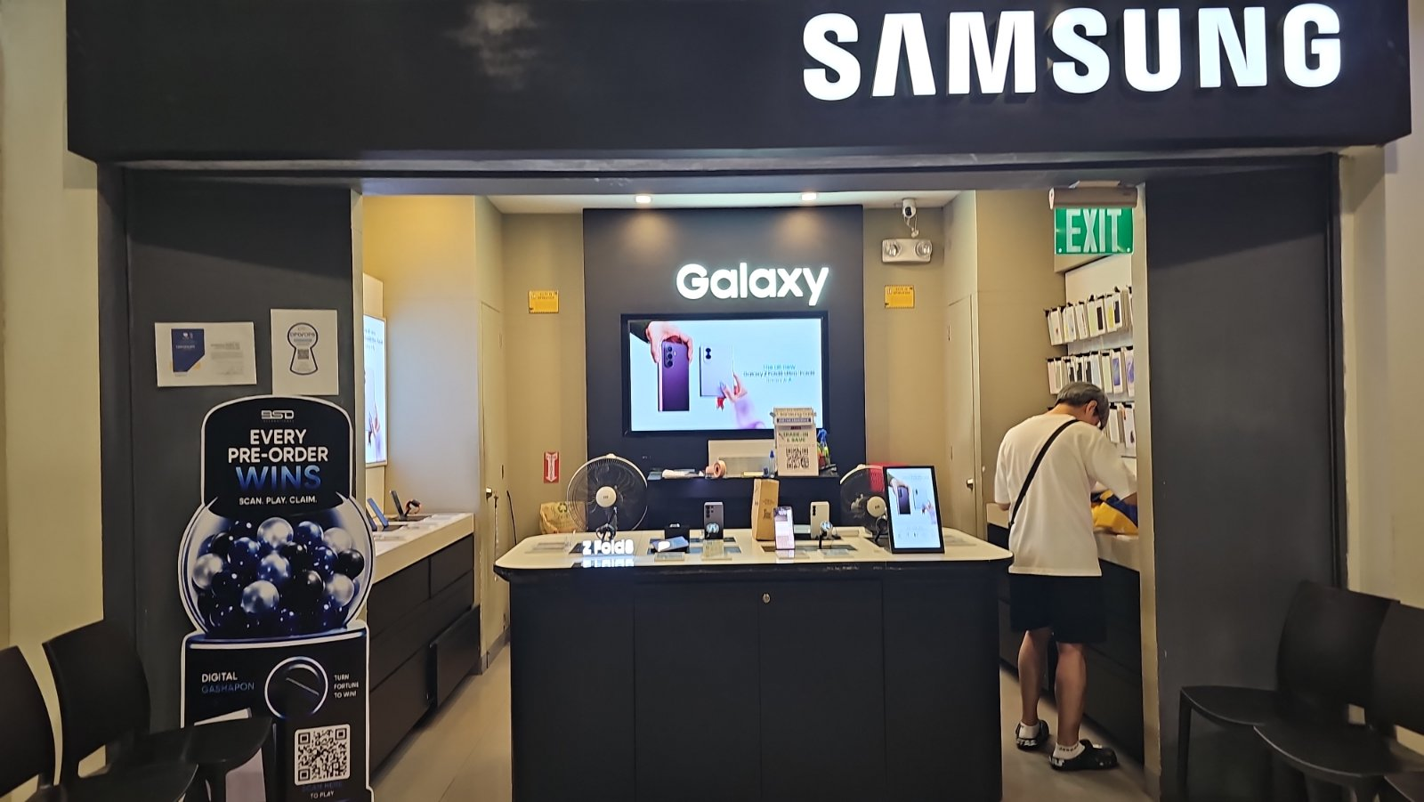 Samsung concept store standee installation 20